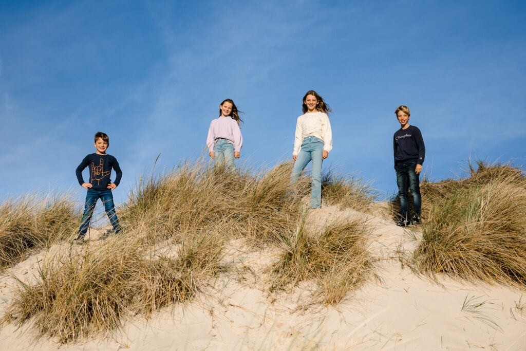 Familie fotoshoot fotoreportage op het strand Martine van der Voort Fotografie Weesp Bergen aan Zee