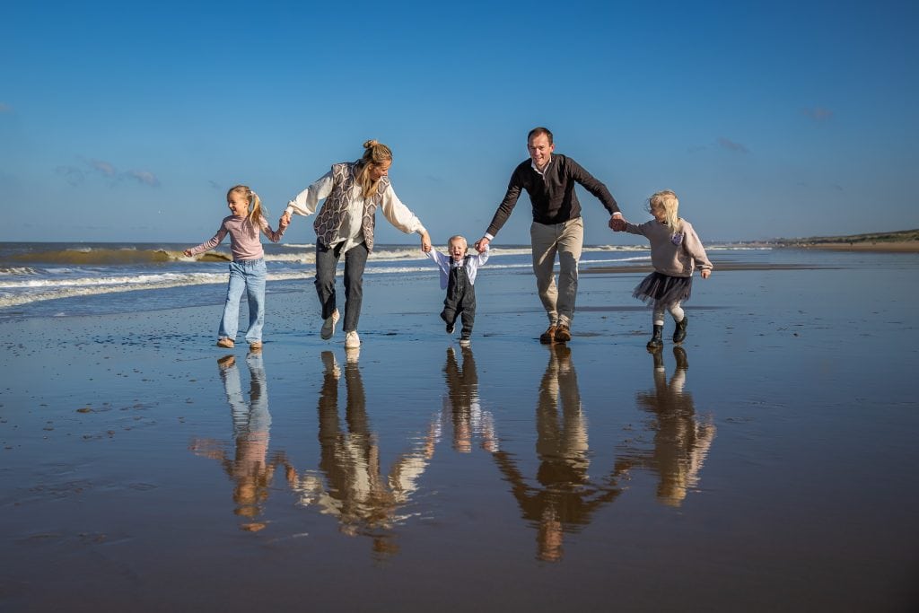 Familie fotoshoot op het strand Lifestyle familie fotografie Martine van der Voort gezinsfotografie familie fotoshoot Weesp Amsterdam familiefotograaf gezinsfotograaf professioneel fotograaf