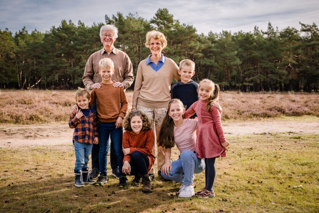 Familie fotoshoot op de hei Martine van der Voort Fotografie Weesp Bussum Amsterdam