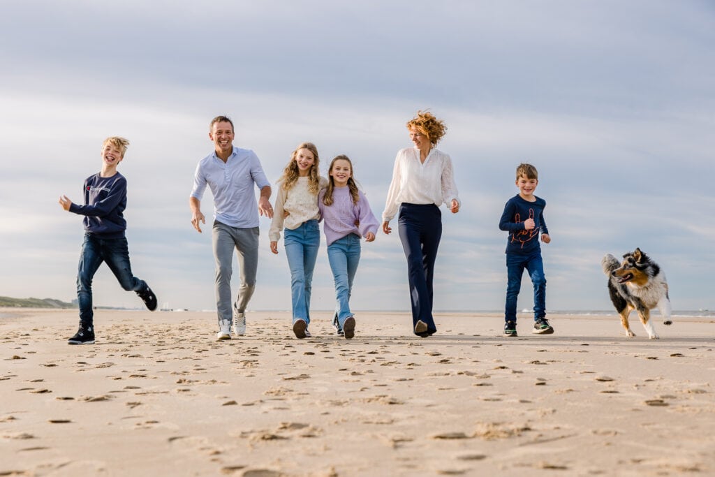 Familie fotoshoot fotoreportage op het strand Martine van der Voort Fotografie Weesp Bergen aan Zee