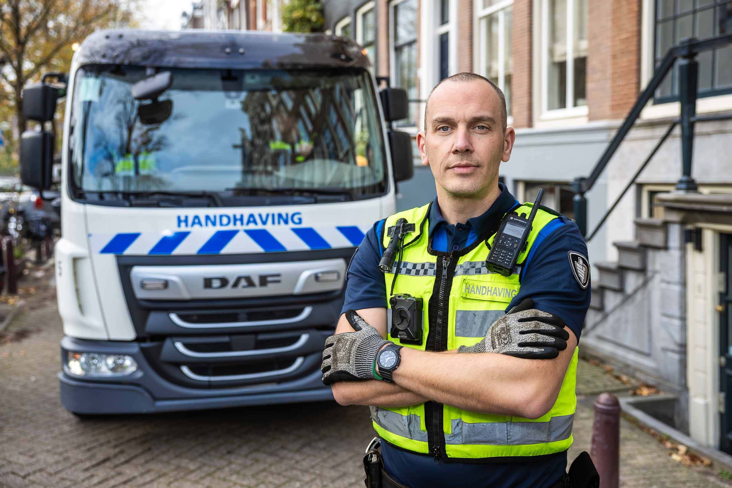 Bedrijfsreportage, bedrijfsfoto, zakelijk portret, foto's aan het werk, werksituatie beelden, zakelijke actiefoto Amsterdam, handhaving, BOA aan het werk